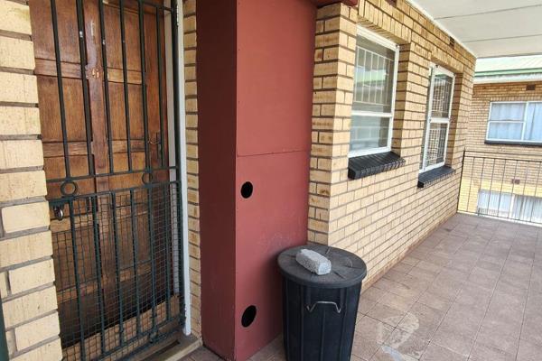 A generously sized two-bedroom apartment is now available for rent in Vanderbijlpark CE2.
The property is located within a well-secured ...