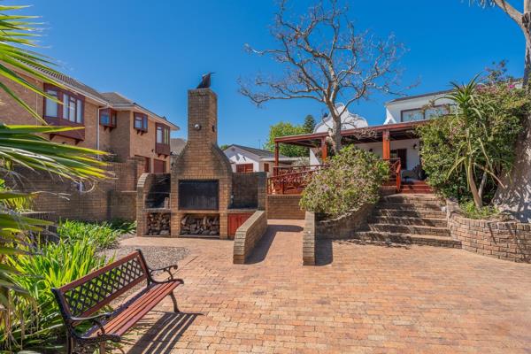 This magnificent 4-star guesthouse spans across two erven in a fantastic location in Somerset West. Complete with 7 spacious guest ...