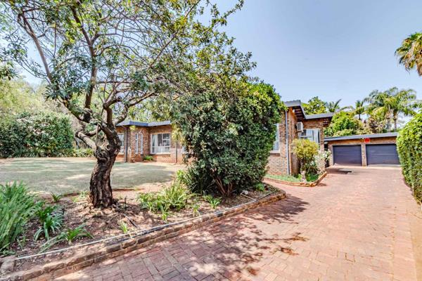 Quiet street, located in the middle of Garsfontein.
Close to both schools, hospitals and shops!
3 beds
1 study
2 baths
Spacious Lounge ...