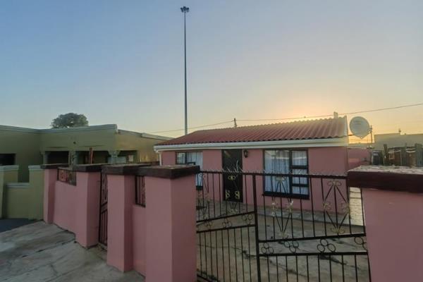 Exclusive Mandate!
Located in the heart of Kwanobuhle.
2 Spacious bedrooms.
1 TV room ...