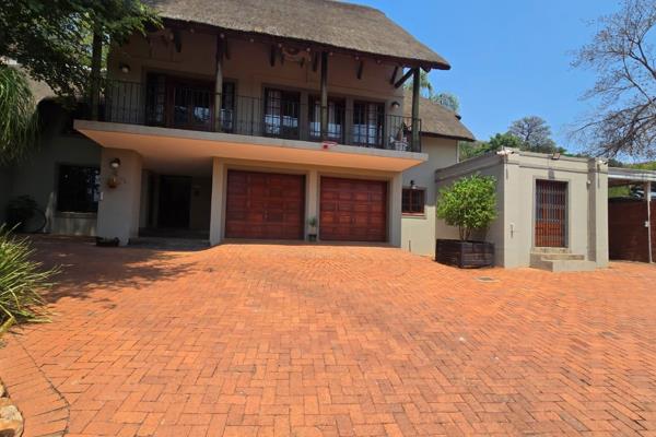 Luxury 5-bedroom house with flatlet in Florauna, boasting an entertainer&#39;s dream ...