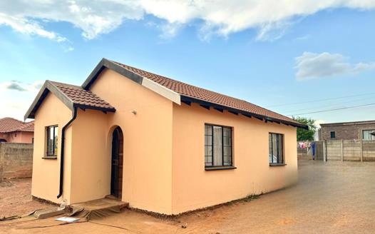 2 Bedroom House for sale in Lenasia South