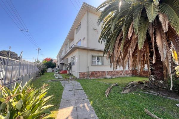 This beautiful, pet friendly apartment in the suburb of Parow has 95m2 of floor space and includes the following features:

2 Large ...