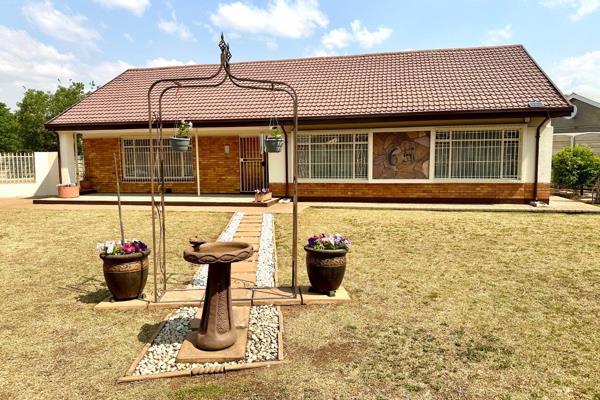 This immaculate home offers you the opportunity to move in and enjoy the luxury of having a bachelor pad/flat let with minimal ...