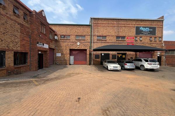 This industrial warehouse, spanning an impressive 555 sqm, is now available for purchase ...