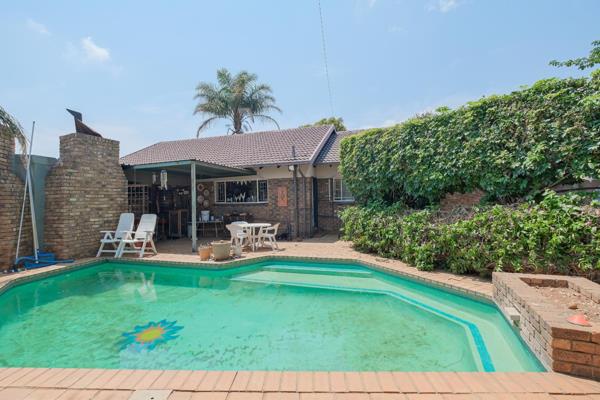 Dream Home in Rooihuiskraal: A Tropical Oasis Awaits!

Welcome to your slice of paradise! This stunning 3-bedroom, 2-bathroom gem in ...