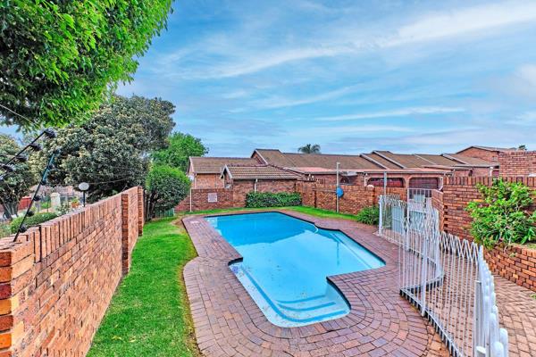 Lovely 3 Bedroom 2.5 Bathroom North-facing Townhouse in Corlett Gardens

127 sqm.  Pet friendly! Light, bright and airy this Duplex ...