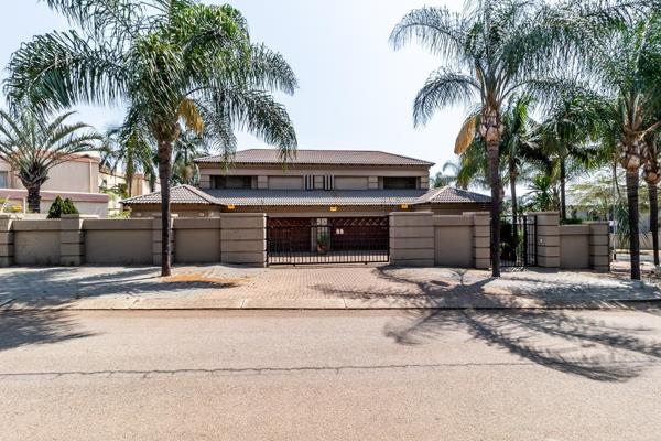 This home is situated in a Cul de Sac. Elegant, Spacious &amp; Luxurious Residence with a massive double volume and quality skylights ...