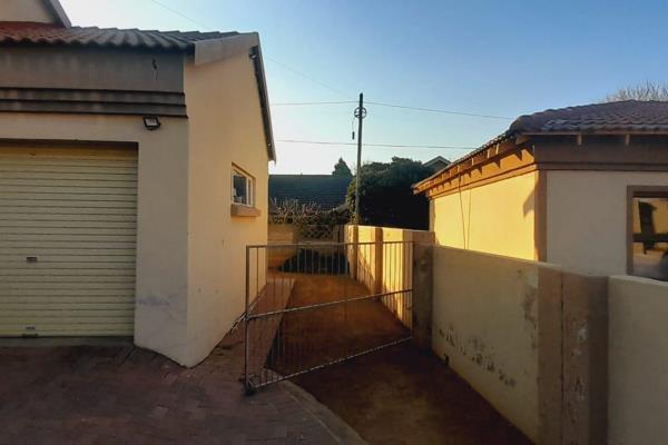 2 Bedrooms
1 Bathroom
Garage
Living area