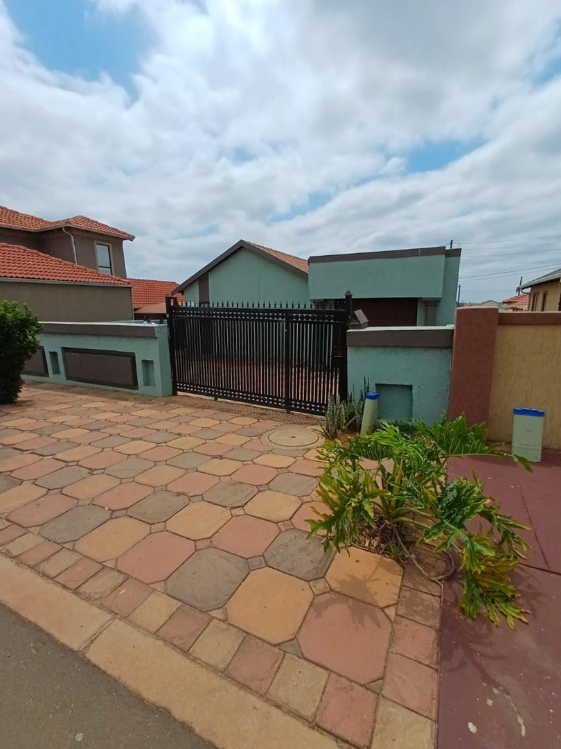 2 Bedroom House for sale in Mamelodi East - P24-115084441