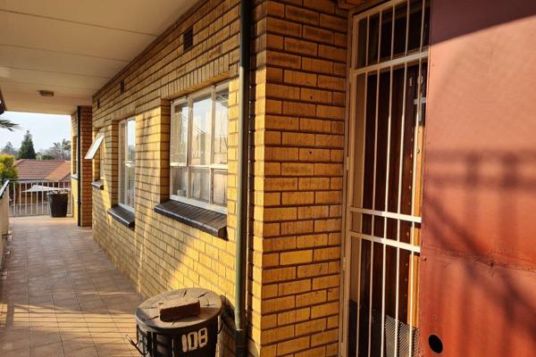 Flatlet on first floor available in Vanderbijlpark close to town 
Close to shopping complex, town and school
It consists of kitchen ...