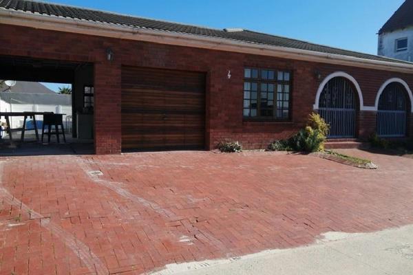 3 bedroom house with 3 bathrooms, built in cupboards in all rooms. Lounge, dining room. Solid oak kitchen, garaging for 5 cars. ...