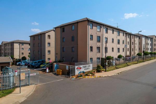 Unlock the door to this neat and ready-to-move-in apartment, ideally situated just moments away from Jabulani Mall. Experience ...