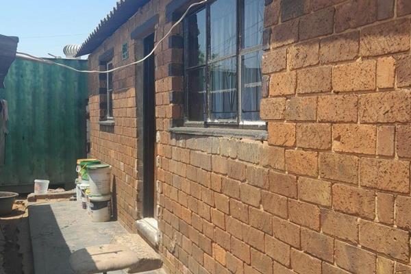 This lovely spacious 4 room house welcomes you into Pimville Zone 1. It is well situated and offers vast amenities including UJ Soweto ...