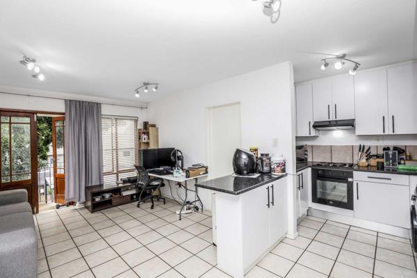 This lovely complex is located in Paulshof on a cul de sac, with little to no road traffic noise. The tiled kitchen has space for one ...