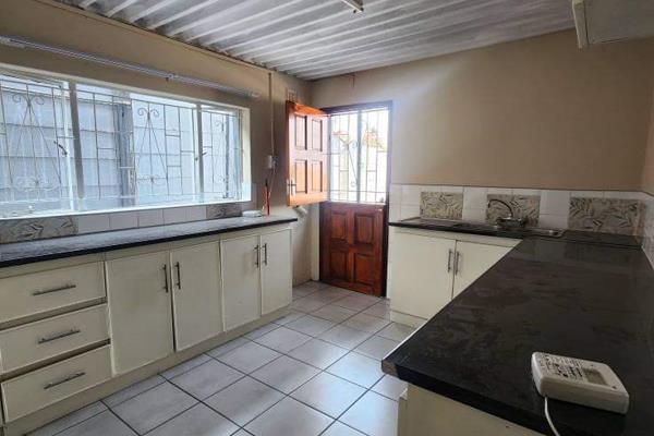 Pietermaritzburg 
Allandale 
2 bedroom apartment 
Open Lounge and Dining 
Ensuite bathroom
General bathroom 
Kitchen cupboards ...