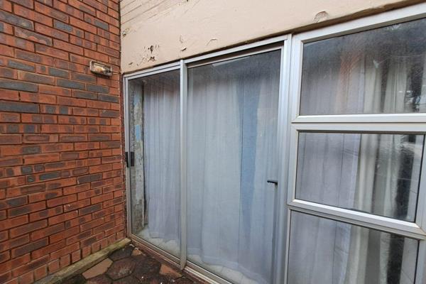 This Bachelor flat is close to town and has a kitchen and 1 bathroom also 1 carport. It needs some work on it to sort out, and some ...