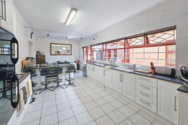 Spacious family home with pool and separate flat!

This lovely home benefits from 5 bedrooms (3 bedrooms, separate flatlet and 5th ...