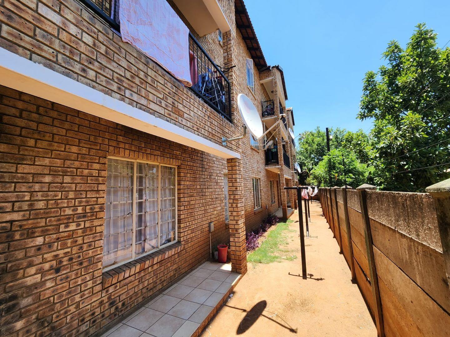 2 Bedroom Apartment / flat for sale in Rustenburg Central - P24-113921445