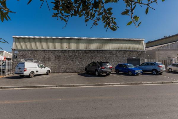 This flexible unit offers a combination of retail/office/warehousing and light ...