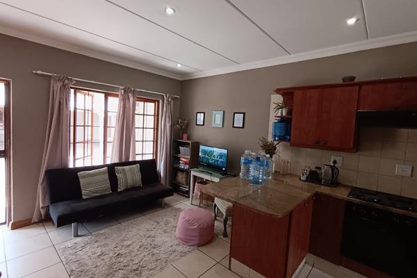 It is ideally located for a student on the Bult, close to all student amenities and the campus. 
The apartment offers:
•	An open plan ...