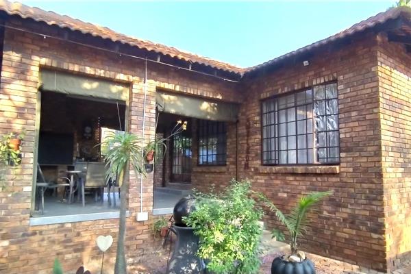 This attractively priced home is in an excellent location, just a short stroll from Pretoria North High School, 

The property offers 3 ...