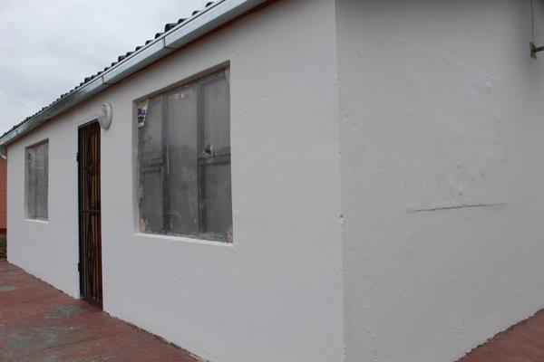 This newly renovated home consists of

2 x Bedrooms 
1 x Kitchen
1 x Lounge
1 x Bathrooms

This property has spacious rooms ...