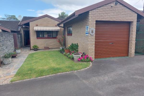 DELIGHTFUL GARDEN SIMPLEX

90 m2 gorgeous end unit in small, secure, well maintained complex. 

2 spacious bedrooms with loads of ...