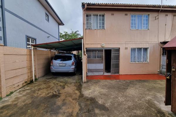 Greenbury 3 bedroom corner duplex.
Open plan lounge and dining room.

Kitchen is fitted with built-in cupboards. 

3 bedrooms 1 ...