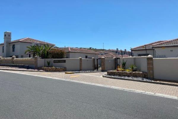 Situated in the well run Kronenbosch complex you will find this 2-bedroom townhouse with small private garden. The living space is on ...