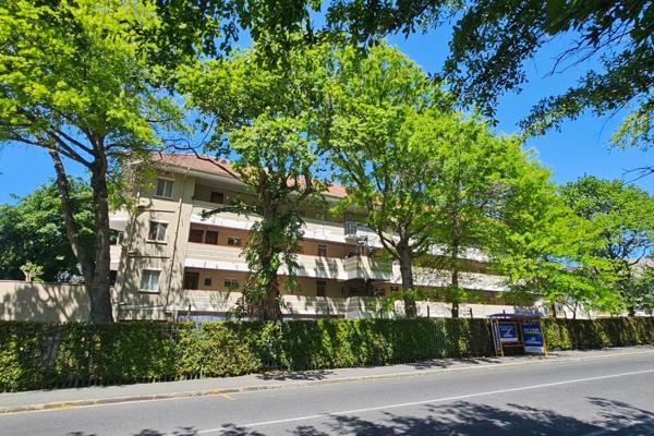 This two bedroom apartment is situated in the heart of Rondebosch Village. A perfect opportunity for young professionals to take ...