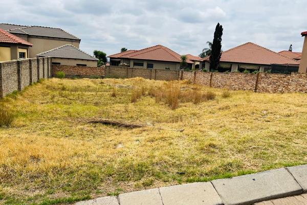 Build You Dream Home in this Captivating Estate
 
This 399 sqm vacant land is located in an impeccable and secure estate in Ben ...