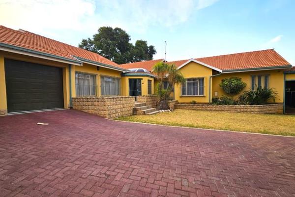 The perfect entertainer family home for sale in Moreleta Park, Pretoria. 
This home has ...