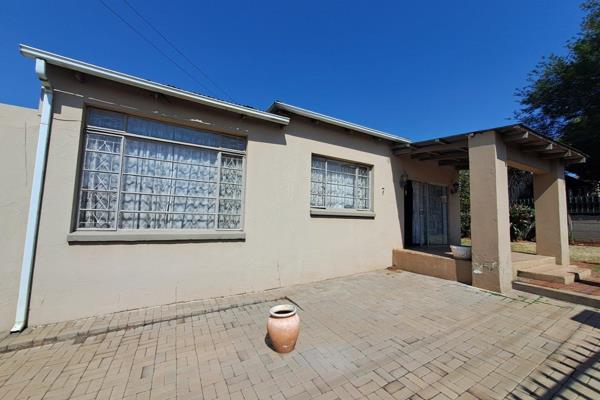 •  Prime location, just a short walk to schools, shops, and public transport
•  Featuring 4 generously sized bedrooms and 2 modern ...