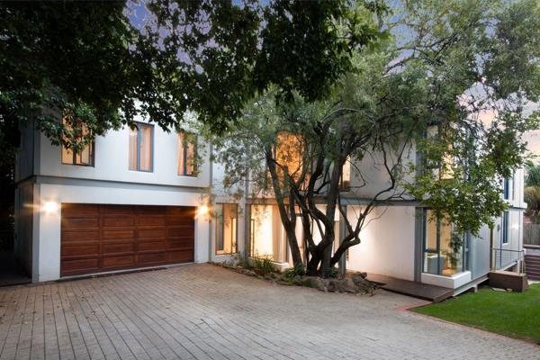 A stunner on Morningsides prestigious millionaire&#39;s row.
Built on stilts, this ...