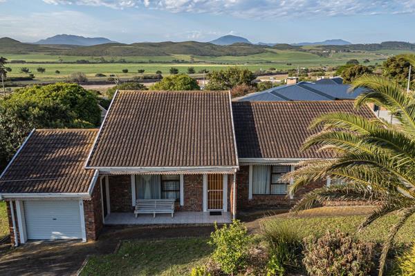 This little face brick gem in Fraaiuitsig, Klein Brak river is now up for grabs.

Fraaiuitsig is situated between Groot Brak river ...