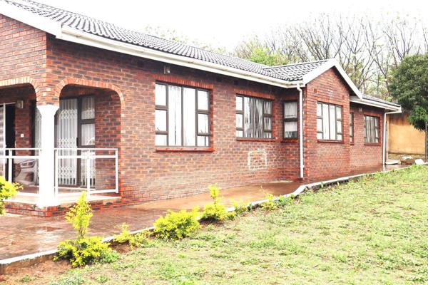 If you&#39;re looking at a 3 bedroom  corner house in Springfield, Durban, with a 2 bedroom granny cottage, this house is it. 

It has ...