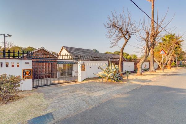 4 Bedroom 3.5 Bath House To Let in Robin Hills Randburg 

Designed for lazy living. L-shaped ranch. Years ahead, Strictly desirable and ...