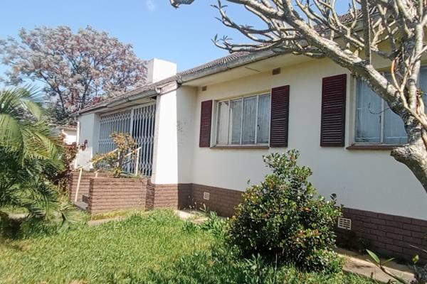 The value is in the position!

A stones throw away from Riebeeck College, College Hill Primary and even Muir College. 
Golden Oldie ...