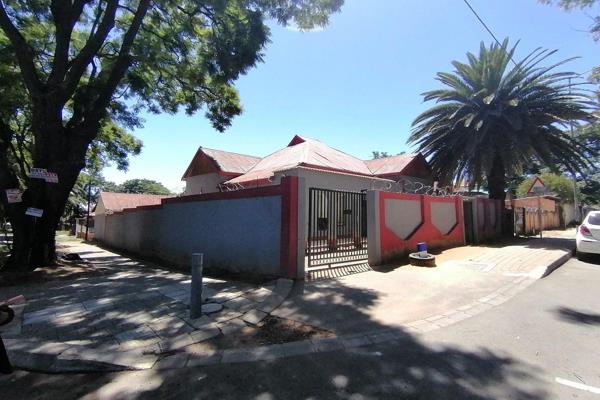 Well maintaned and priced to go,rental income of approximately r20 000 pm,prepaid electricity,corner stand with great ...