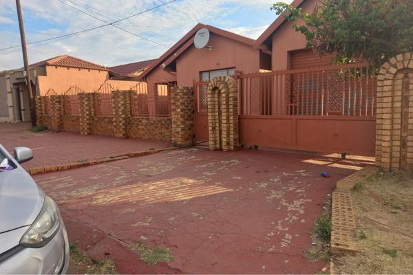 Welcome to an exceptional residential opportunity in the heart of Dobsonville Ext 2, Gauteng! This beautiful 4-bedroom home, located at ...