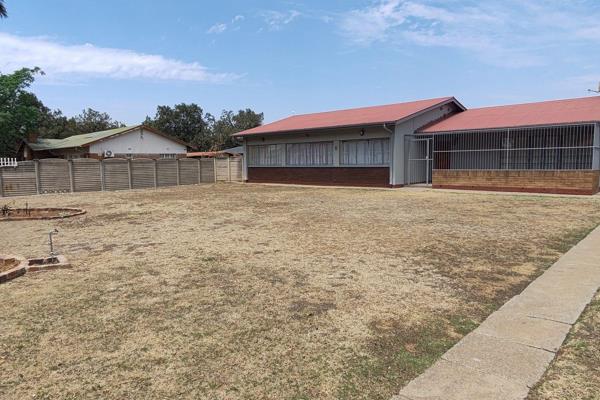 Discover this beautifully renovated 4-bedroom home, ready for you to move in and enjoy! Situated in the charming Vanderbijlpark SE1 ...