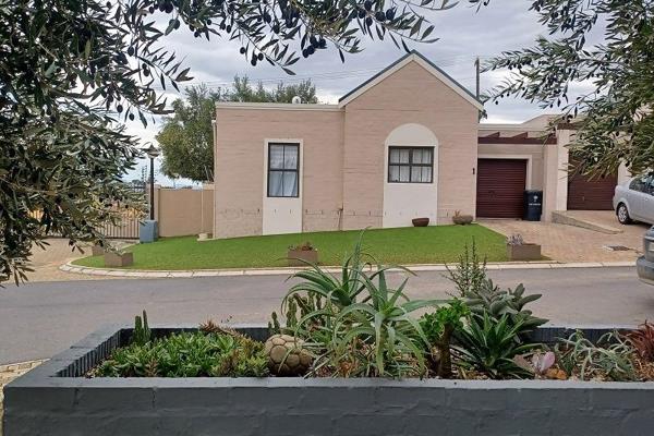 Cute 2 bedroom home for sale in Weltevreden Estate in Riebeek West.
Open plan ...