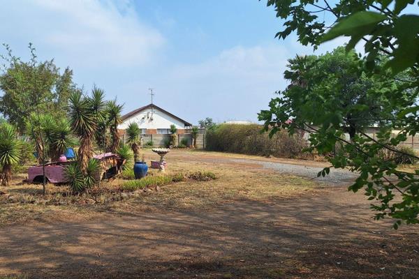 21 400 sq m - Smallholding in the Vanderbijlpark area
This property is in a perfect area, near the tar road and easy access from the  ...