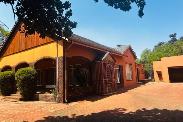 Luxury five bedroom family home | sparkling swimming pool | built-in braai | lapa | ...