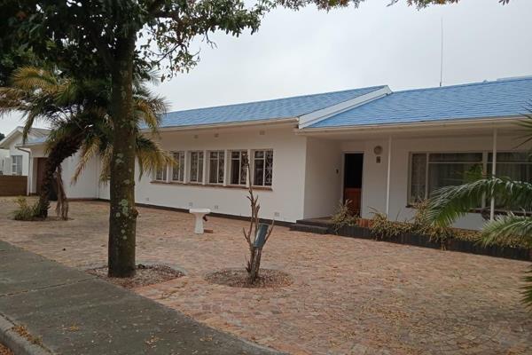 Make this neatly maintained home yours!

Walking distance to Bellville High and different primary schools.
Close to Sanlam Head ...