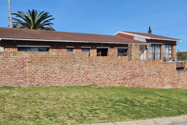 Low maintenance face brick home in Rowallan Park. This beautiful family home offers three (3) bedrooms all fitted with built-in ...