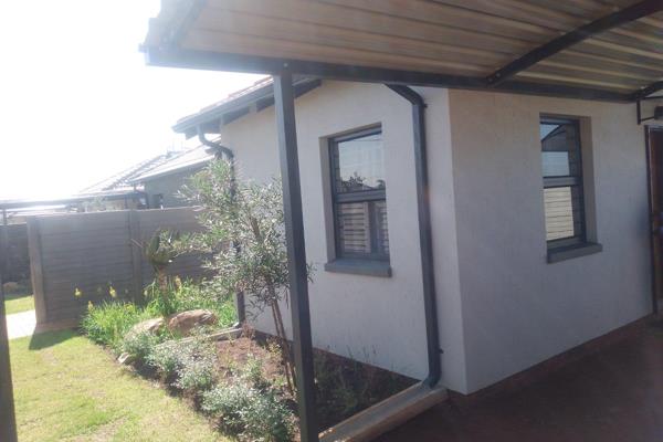 This 3-bedroom, 2-bathroom house in Protea Glen Star Village is a great find! The main bedroom has a built-in cupboard for convenient ...