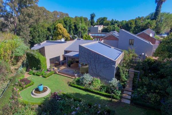 A GARDEN OF EDEN
This compact family home is set in the most exquisite tranquil garden overlooking the golf course. A truly beautiful ...