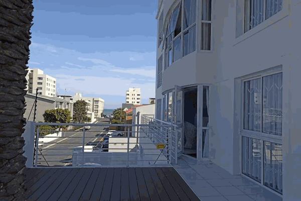 Spacious 2 bedroom apartment within walking distance of Strand beach. 

This lovely apartment offer an open plan living area and ...